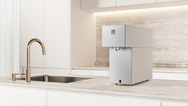 <b>Samsung a inventat un purificator de apă cu mod „ramen”, control vocal și AI</b>Cea mai nouă invenţie Samsung e una pentru bucătăria viitorului şi vorbim aici despre Samsung Bespoke AI Water Purifier. E un purificator de apă extrem de performant, care poate filtra substanţe şi particule de până la 1000 de ori mai subţiri decât firul