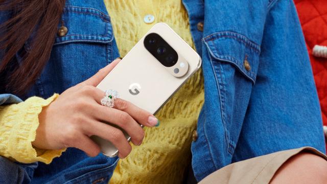 <b>Preț și disponibilitate Google Pixel 10 Pro în România</b>Google tocmai a anunțat camera-phone-ul său compact, gata să se dueleze în 2026 cu cele mai tari tari flagship-uri de pe piață. Pixel 10 Pro rămâne la o diagonală de 6.3 inch, dar e foarte puternic și capabil în orice task i-ai oferi, mai ales când vine