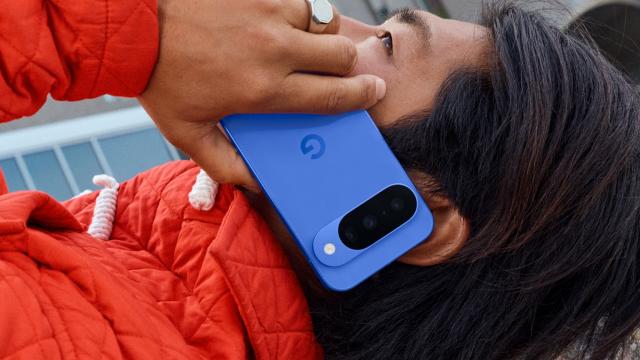 <b>Google Pixel 10 a sosit! Varianta de bază din serie plusează la capitolul performanță, cu Tensor G5 în rolul principal</b>Google a lansat oficial seria Pixel 10 în această seară. Discutăm în acest articol despre varianta de bază din lineup, cea care atrage atenția printr-un echilibru între performanță, cameră și autonomie. E mai accesibil față de variantele „Pro” și „Pro XL”