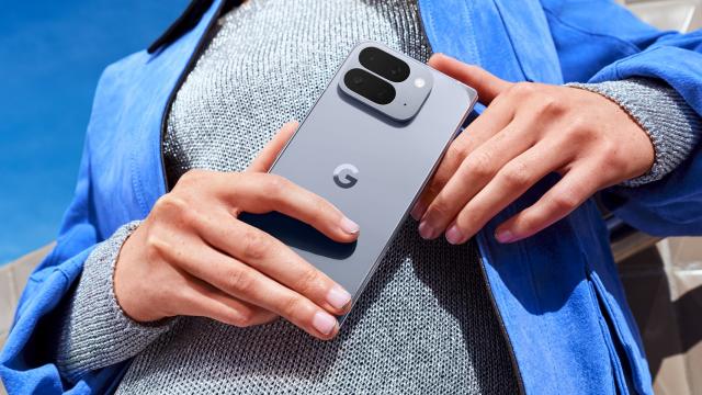 <b>Pixel 10 Pro Fold e acum oficial; Ecranul pliabil de 8.02 inch și procesorul Tensor G5 definesc cel mai nou pliabil Google</b>După luni întregi de zvonuri și randări apărute online, iată că Google a anunțat oficial noul Pixel 10 Pro Fold. Dacă Pixel 10 Pro strălucește la capitolul manevrabilitate, acest model vine ca alternativă premium pentru cei care vor multitasking real