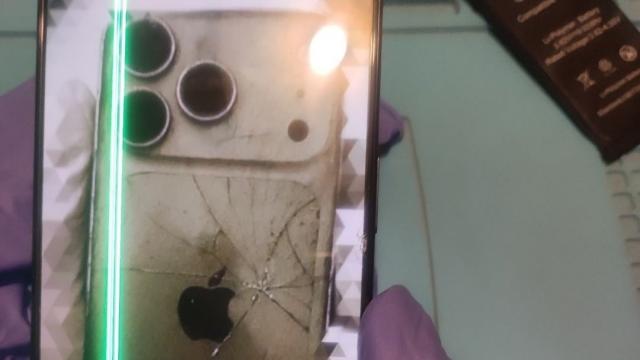 <b>Prima imagine reală cu iPhone 17 Pro; Confirmări despre camere, RAM și ecran</b>Un prototip real de iPhone 17 Pro a fost surprins în timpul testelor de rezistență. Imaginea a ajuns deja online și prezintă în premieră designul terminalului. Deși spatele telefonului este crăpat, din cauza testelor de impact, forma finală a aspectului