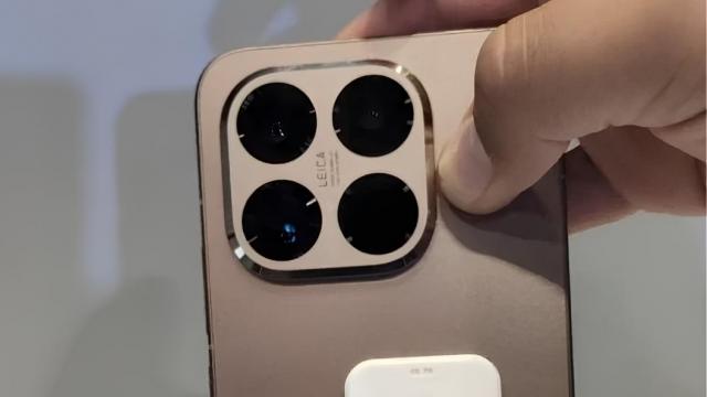 <b>Xiaomi 15T Pro apare pentru prima dată în imagini reale; design cu finisaj cupru și cameră Leica</b>Seria Xiaomi 15T se apropie de lansarea oficială, iar primele imagini cu 15T Pro au apărut deja online, printr-un clip postat pe TikTok. Telefonul se remarcă printr-un finisaj metalizat, de culoare cupru, și un modul foto pătrat, cu margini rotunjite..