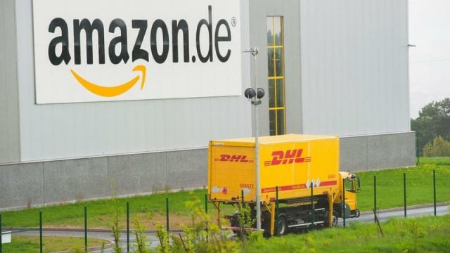 <b>Amazon testează majorarea pragului pentru livrare gratuită; în România este acum 49 euro, dar ar putea ajunge la 69 euro</b>Dacă majorarea de 20 euro observată în Germania se confirmă, atunci și pragul pentru România ar putea crește la 69 euro pentru cei fără Prime. Aceasta ar însemna că un coș de cumpărături care astăzi trece ușor pragul de livrare gratuită ar necesita..