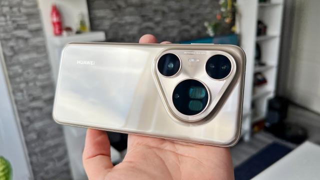 <b>Huawei Pura 80 Ultra: Design de bibelou, tăvălit prin ţărâna de la Rockstadt</b>Huawei Pura 80 Ultra pare gândit mai degrabă pentru o vitrină de obiecte de lux decât pentru a fi ţinut de mine în buzunar când fac pogo la un concert rock. Cu toate astea s-a descurcat perfect şi în mosh pit. Cum îl scoți din cutie îți dai