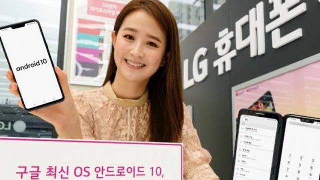 <b>LG oferă un soi de mod desktop în stil Samsung DeX odată cu actualizarea la Android 10 a telefoanelor sale</b>Am scris în ultima săptămână că LG V50 ThinQ a primit actualizarea la Android 10, dar ce nu ştiam noi e că softul aduce şi o funcţie complet nouă. E vorba despre un soi de "Desktop Mode" similar cu Samsung DeX