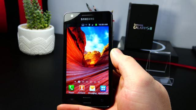 <b>Samsung Galaxy S II Retro Review: smartphone nostalgic din 2011, cu care am amintiri personale (Video)</b>Samsung Galaxy S II a debutat în mai 2011 şi a fost primul telefon la care chiar puteai să aspiri de la compania sud coreeană. Am amintiri legate de muncă cu acest dispozitiv, dar şi personale şi le veţi aflat mai 