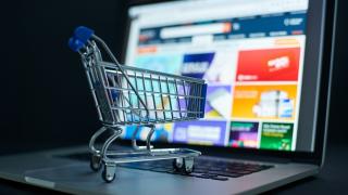 ANPC pregătește reguli noi pentru cumpărăturile online; Influencerii și serviciile „Cumperi acum, plătești mai târziu” intră în vizor