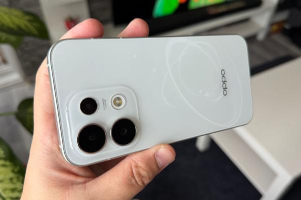 OPPO Reno16 Pro 5G: Design fascinant cu un soi de hologramă 3D în spate, corp compact și certificat IP69