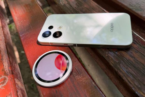 OPPO Reno16 Pro 5G: Telefonul non-pliabil care poate primi un al doilea display, pe lângă cel principal de 6.32 inch