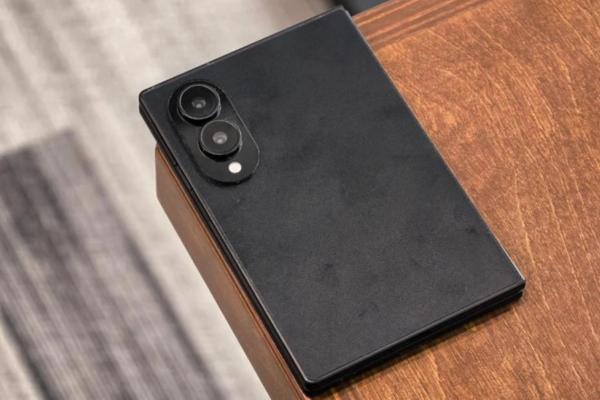 Samsung Galaxy Z Fold8 (Wide) apare pe negru acum, arată sobru