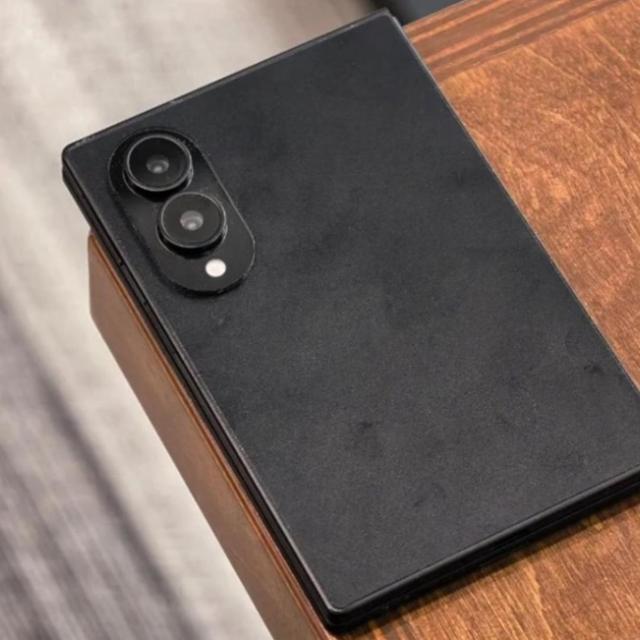 Samsung Galaxy Z Fold8 Wide prezentat în culoarea neagră sobru