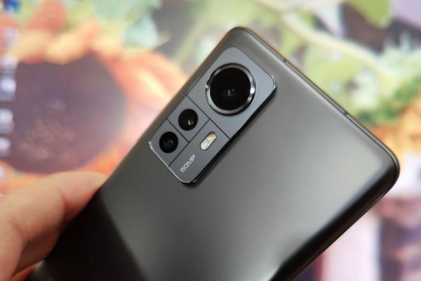 Xiaomi 12X: Camera lui Xiaomi 12, cu un twist de verde intens, stabilizare excelentă