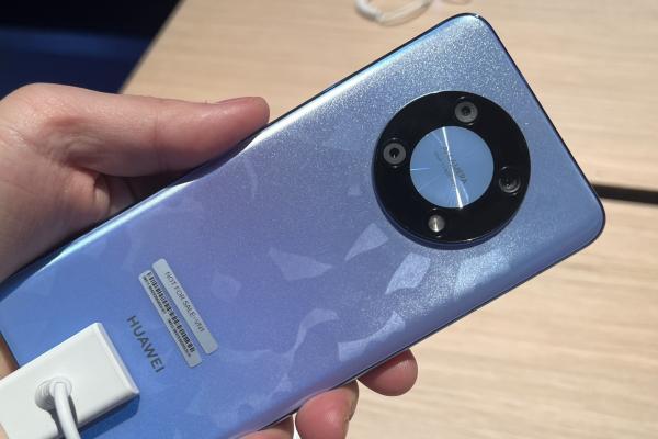 Huawei nova Y90 Hands on: reîncarnarea designului Mate 40 Pro, cu un ecran imersiv (Video)
