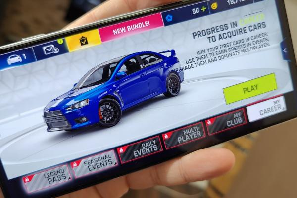 POCO F4 GT: Display-ul se achită onorabil de gaming şi consum media