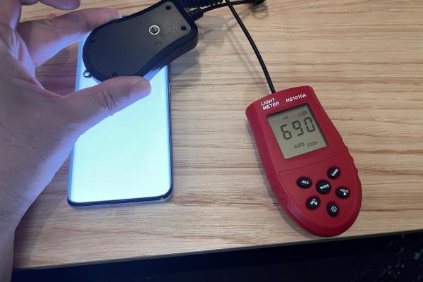 Luminozitate display HONOR Magic4 Pro și ecranul văzut la microscop