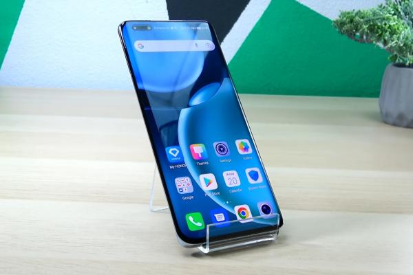 HONOR Magic4 Pro: Display OLED de calitate, cu un decupaj şi curburi polarizante