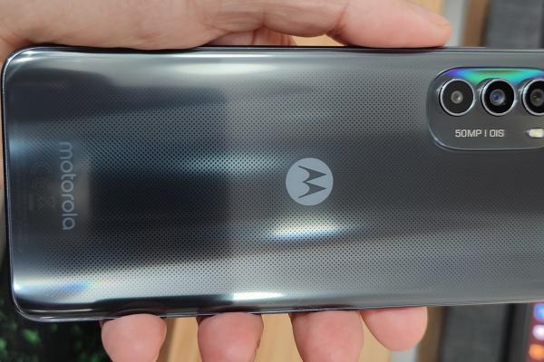 Motorola Moto G82 5G: Design clasic Moto, cu muchii mai înguste, manevrabilitate cu o mână excelentă