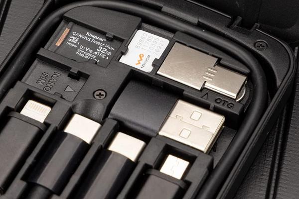 E LUNI e AMAZON: Azi vă recomandăm „trusa de salvare” pentru dispozitive - un kickstand compact cu cablu de date și adaptoare incluse
