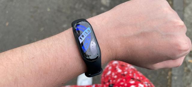 Xiaomi Smart Band 7 Review: Brățara de fitness iubită de toți revine, cu Always on Display, ecran mai mare și aceeași rețetă de succes (Video)