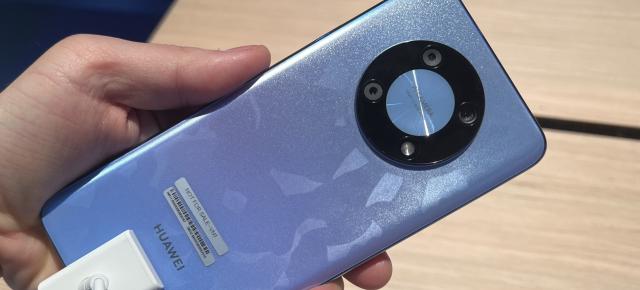 Huawei nova Y90 Hands on: reîncarnarea designului Mate 40 Pro, cu un ecran imersiv (Video)