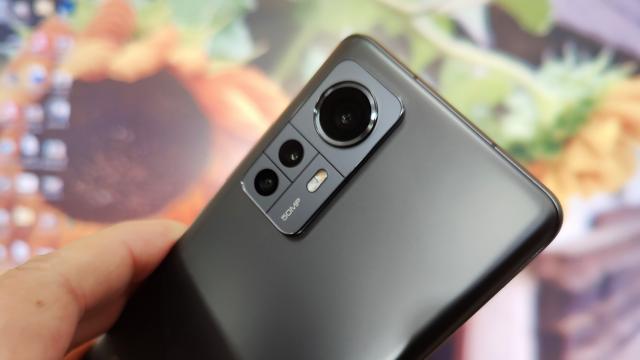 <b>Xiaomi 12X: Camera lui Xiaomi 12, cu un twist de verde intens, stabilizare excelentă</b>Xiaomi 12X vine cu aceeaşi cameră ca şi Xiaomi 12, asta ca să fie clar de la început. Începem cu cea frontală de 32 MP, cu filmare FHD la 30 sau 60 fPS, cu deschidere F/2.5 şi HDR, dar şi focalizare fixă. Continuăm cu o cameră cu design sobru în spate