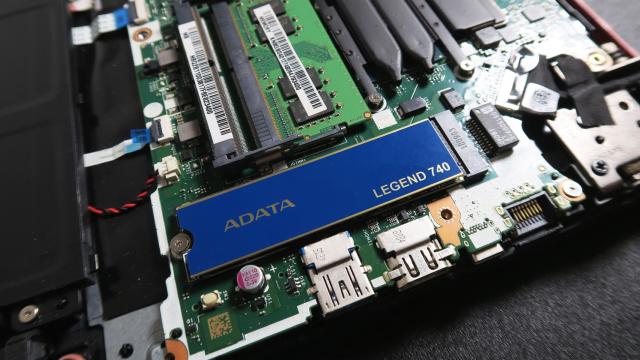 <b>Prezentare ADATA LEGEND 740: SSD-ul M2 de 500 GB care a dus la un alt nivel transferul de date pe laptopul meu</b>Recent a sosit pe masa mea de teste un nou produs. De această dată discutăm despre o componentă cheie care nu ar trebui să lipsească de la bordul PC-urilor sau laptopurilor nimănui, după părerea mea. Vorbim despre SSD-ul ADATA Legend 740, ajuns la mine