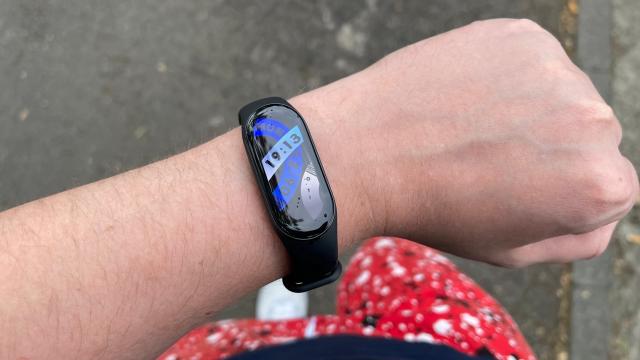 <b>Xiaomi Smart Band 7 Review: Brățara de fitness iubită de toți revine, cu Always on Display, ecran mai mare și aceeași rețetă de succes (Video)</b>Anunțată oficial pe data de 22 iunie la nivel global, brățara fitness Xiaomi Smart Band 7 a ajuns repede la încheietura mea, fiind primită de la cei de la Hekka.com, retailer care vinde produsul la suma de 56.79 euro, cu livrare gratuită și care 