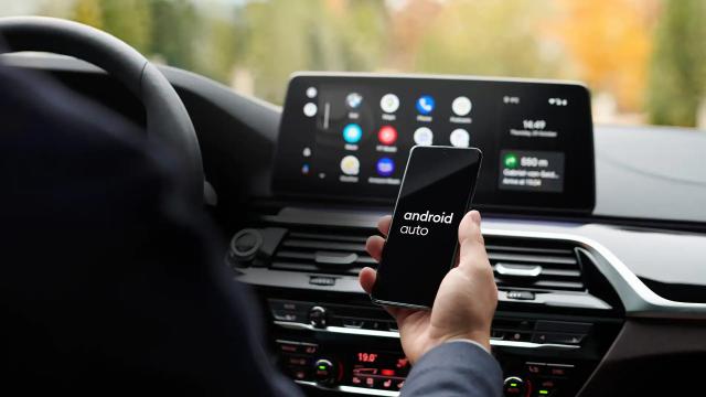 <b>Android Auto va ajunge pe sistemele de infotainment ale autoturismelor BMW, dar fără servicii Google integrate</b>Platforma Android Auto a fost adoptată de câțiva producători auto pentru sistemele de infotainment integrate pe autoturisme. Se vehiculează că în viitor va ajunge la bordul mai multor autoturisme de top, totuși, momentan OS-ul fiind integrat doar