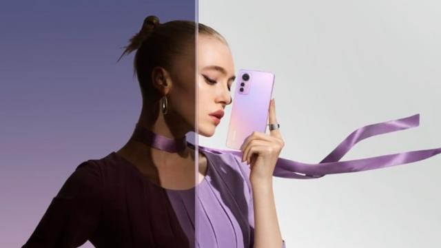 <b>Xiaomi 12 Lite este deja la precomandă în Azerbaijan, avem lista de dotări complete și suma la care se vinde</b>Deși încă nu a fost anunțat sau lansat oficial, iată că smartphone-ul Xiaomi 12 Lite își continuă aparițiile, astfel că după un video unboxing acum aflăm că este deja disponibil la precomandă în Azerbaijan. În această țară telefonul apare listat