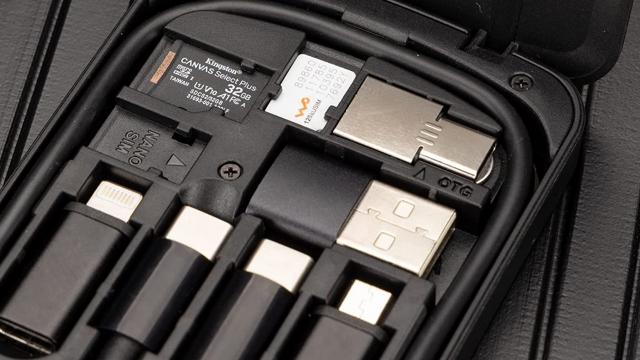 <b>E LUNI e AMAZON: Azi vă recomandăm „trusa de salvare” pentru dispozitive - un kickstand compact cu cablu de date și adaptoare incluse</b>Ziua de luni ne aduce și un nou episod din seria „E LUNI e AMAZON”. Dacă tot e perioada vacanțelor, am găsit un „gadget” care s-ar putea dovedi extrem de util în călătorii. Este vorba despre o mică trusă ce include un cablu de încărcare și adaptoare