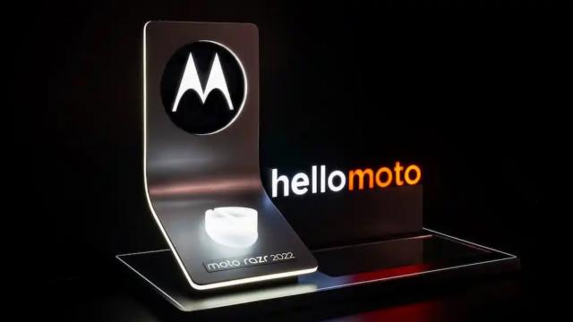 <b>Motorola RAZR 3 primeşte un teaser şi o schimbare de nume; Telefonul pliabil se va numi Moto RAZR 2022</b>După avalanşa de scăpări legate de telefoane viitoare Motorola, care includea chiar şi un Edge 40 Pro, acum descoperim câteva detalii noi despre Moto RAZR 3. În primul rând nu se va numi aşa şi apoi am primit un teaser cu privire la produs 