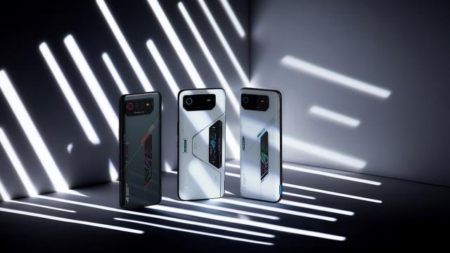 <b>ASUS ROG Phone 6 Pro trece la următorul nivel și aduce gamerilor procesorul Snapdragon 8+ Gen1, ecran 165Hz; Vine și ROG Phone 6</b>Data de 5 iulie 2022 a însemnat lansarea noilor smartphone-uri de gaming ASUS, modele din seria ROG Phone 6 și doar 2 la număr. Dispare din ecuație varianta Ultimate, astfel că avem de-a face cu ROG Phone 6 și ROG Phone 6 Pro