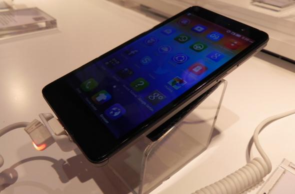 Lenovo S860 Hands on preview: phablet de 5.3 inch care poate Încărca alte telefoane (Retro MWC 2014 - Video): dscn4741jpg.jpg
