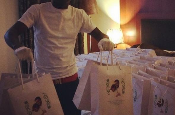 Președintele Nigeriei oferă iPhone-uri placate cu aur invitaților la nunta fiicei sale: 2600768620199_6352962891985.jpg