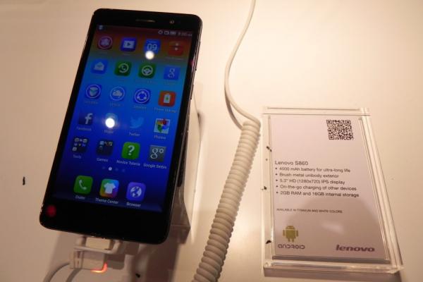 Lenovo S860 Hands on preview: phablet de 5.3 inch care poate Încărca alte telefoane (Retro MWC 2014 - Video)