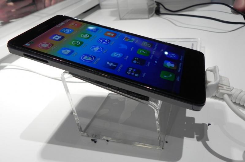 Lenovo S860 Hands on preview: phablet de 5.3 inch care poate Încărca alte telefoane (Retro MWC 2014 - Video): dscn4743jpg.jpg