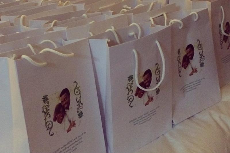 Președintele Nigeriei oferă iPhone-uri placate cu aur invitaților la nunta fiicei sale: customisd_phone_dailypost.jpg