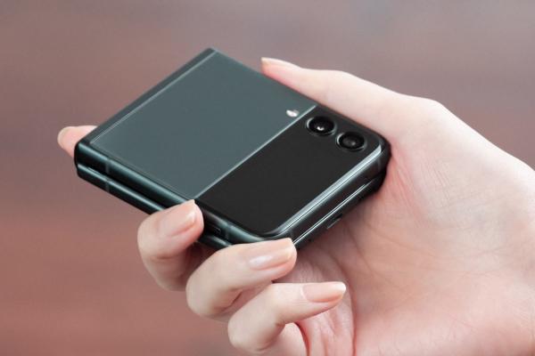 Preț și disponibilitate Samsung Galaxy Z Flip 3 în România