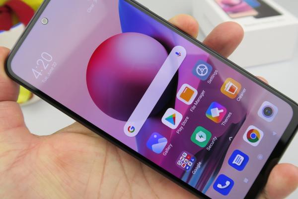 Redmi Note 10S: Display luminos, viu colorat şi plăcut privirii