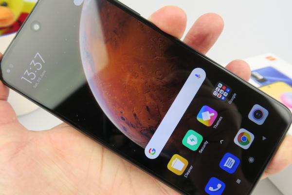 Redmi Note 10 5G: Display de folosit pe canapea, nu la soare
