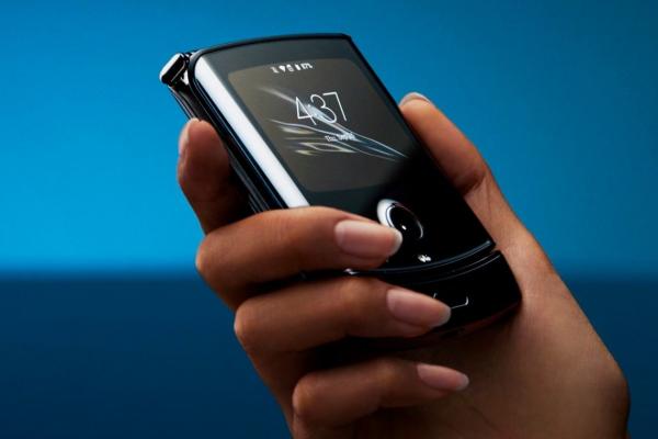 Android 11 ajunge și pe primul pliabil Motorola: Razr 2019 face trecerea la noul release