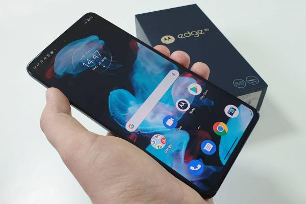Motorola Edge 20 unboxing: subţire, plat şi lat, cu ecran pentru gameri şi cameră de flagship