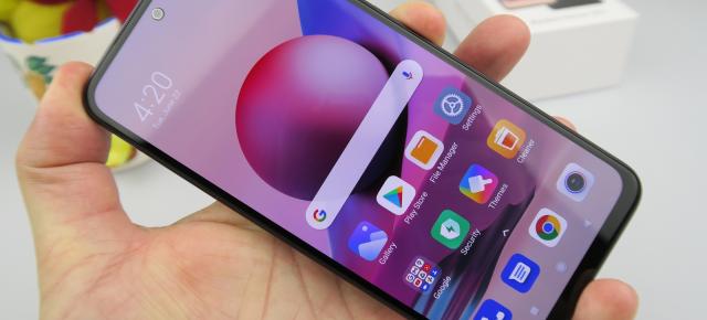 Redmi Note 10S: Display luminos, viu colorat şi plăcut privirii