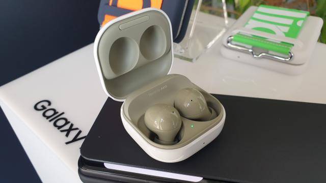 <b>Preț și disponibilitate Samsung Galaxy Buds 2 în România</b>Printre numeroasele produse anunțate pe data de 11 august de către Samsung am avut și căștile wireless Galaxy Buds 2 care iată apar și ele la precomandă imediat la noi în țară. Punem astfel la cale un articol dedicat 