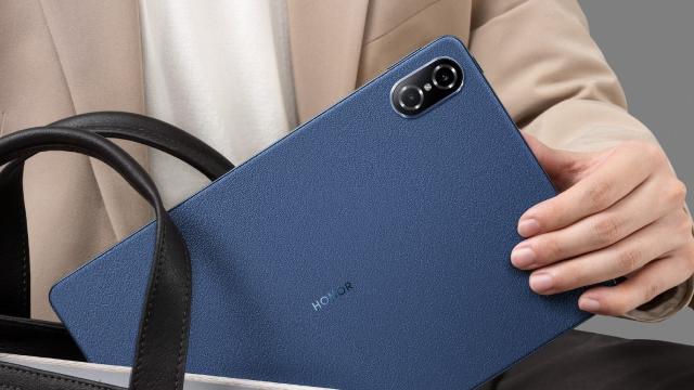 <b>Honor Tab V7 Pro devine oficială: tabletă cu ecran de 120 Hz, procesor Kompanio 1300T</b>Honor a ținut ieri poate cel mai important eveniment al său de la separarea de Huawei încoace. Nu de alta, dar a prezentat 3 telefoane, Honor Magic 3, Magic 3 Pro și Magic 3 Pro+, dar și o tabletă, Honor Tab V7 Pro și un ceas