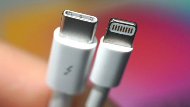 <b>Uniunea Europeană va propune adoptarea unui singur tip de conector pentru alimentarea telefoanelor mobile; Soluția va fi prezentată în septembrie</b>Încă din anul 2011 au fost luate măsuri în ceea ce privește utilizarea mufelor pentru alimentarea dispozitivelor. Au fost astfel reduse modele propuse, iar în prezent sunt aprobate doar câteva tipuri de conectori pentru smartphone-uri și alte dispozitive