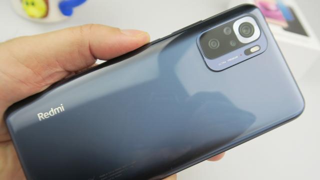 <b>Redmi Note 10S: Hardware numai bun pentru un preţ de 999 lei</b>Redmi Note 10S se număra printre telefoanele cu preţ sub 1000 de lei, dar care ştiu exact ce vrea publicul. E vorba despre o baterie generoasă, ecran AMOLED şi o cameră decentă. Începem cu un corp certificat IP53, care găzduieşte două sloturi nano SIM
