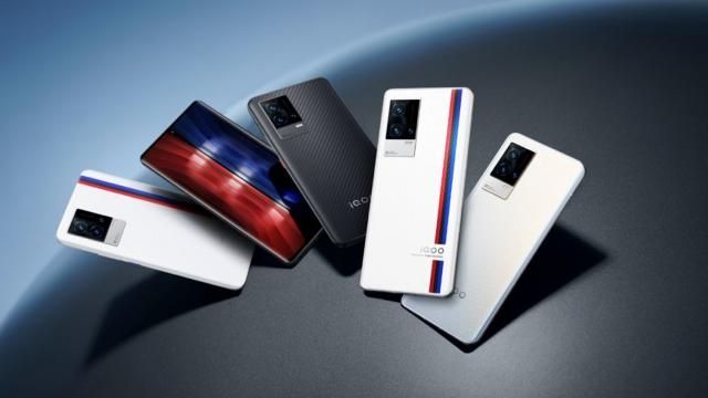 <b>vivo dezvăluie telefoanele iQOO 8 şi iQOO 8 Pro cu ecrane OLED la 120 Hz, procesor Snapdragon 888+</b>Vivo a dezvăluit astăzi telefoanele iQOO 8 şi iQOO 8 Pro, veritabile flagshipuri ale sale, numai dacă ne uităm la noul procesor Snapdragon 888+ de la interior. Nu se remarcă doar prin aceasta dotare, ci şi prin ecranele OLED cu refresh rate ridicat