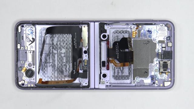 <b>Samsung Galaxy Z Flip 3 a primit o disecție video amănunțită; Aflăm cât de greu este de reparat</b>Cele mai noi flagship-uri lansate de către Samsung în urmă cu câteva zile sunt pliabilele Galaxy Z Fold 3 și Z Flip 3. Modelul Fold a primit o disecție recent, primind nota 2 din 10 pentru ușurința de reparare. Recent a primit o disecție detaliată