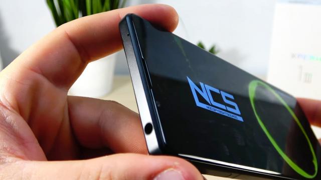 <b>Sony Xperia 1 III: Acustica mai modestă la volum decât la alte Xperia-uri, satisfăcătoare per total</b>Dacă e un capitol la care Sony nu prea s-a zgârcit, acela e cu siguranţă acustica. A avut grijă să pună în ultimii 3 ani difuzoare stereo generoase pe telefoanele sale şi să livreze o acustică echilibrată. Clasicele decupaje frontale sunt aici pentru